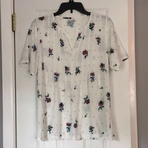 Medium floral top, new without tags